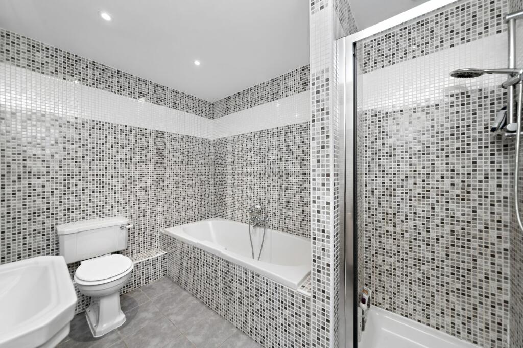 EN-SUITE BATHROOM