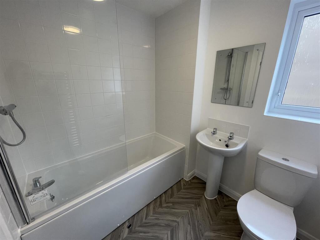 04 bathroom.jpg