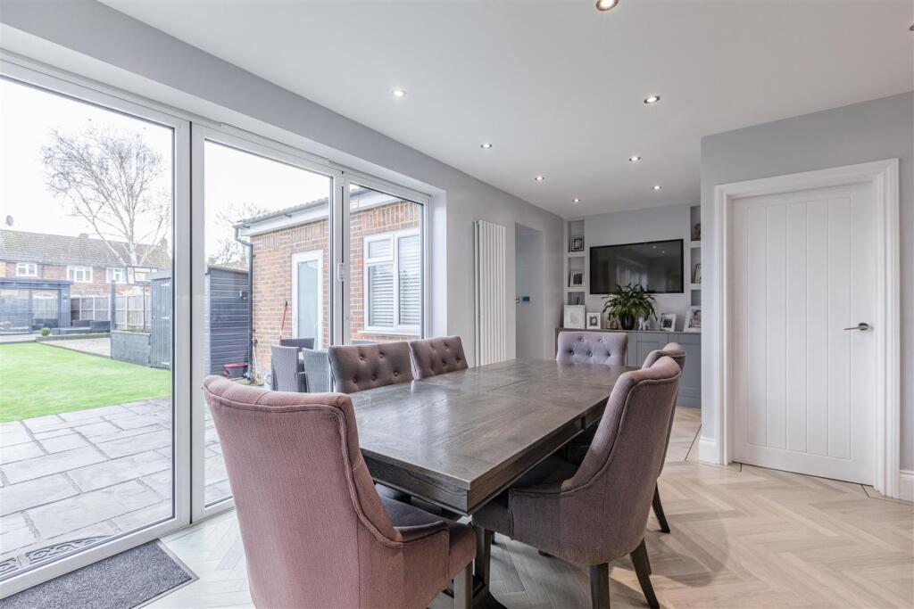 28 Cornwall Avenue, Byfleet, KT14 7EY - 15.jpg