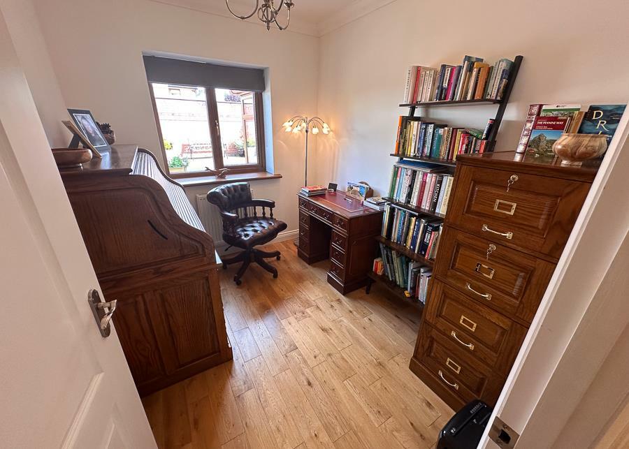 BEDROOM 3 / HOME OFFICE