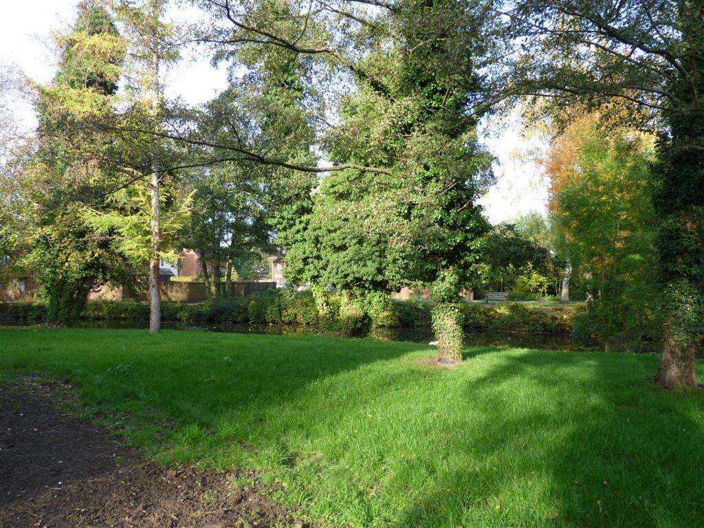 19 Weybrook Gdn.JPG