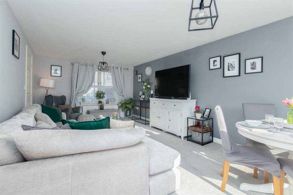 Lounge/Dining Room