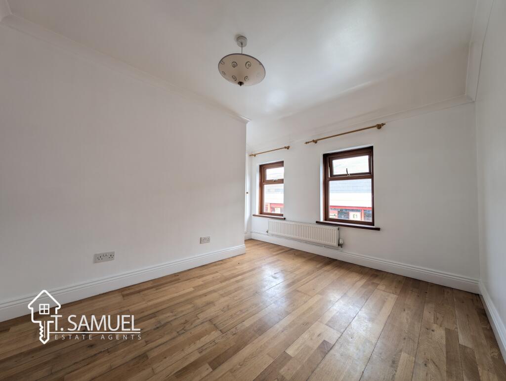 FLAT BEDROOM 1