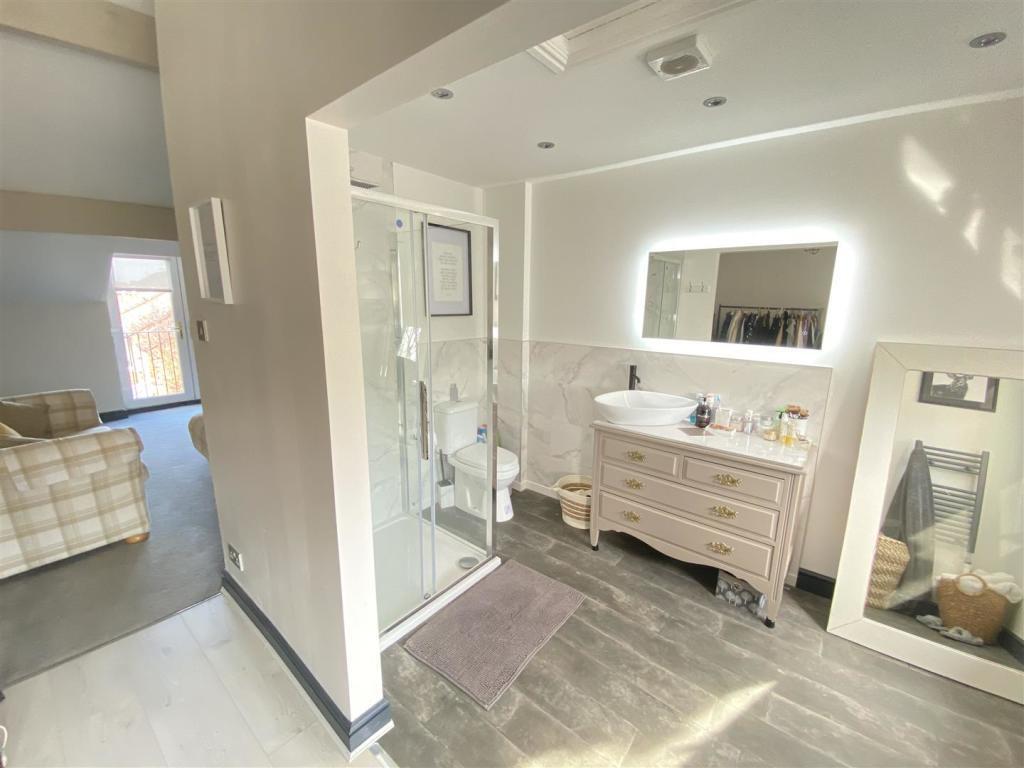 top floor en suite.jpeg