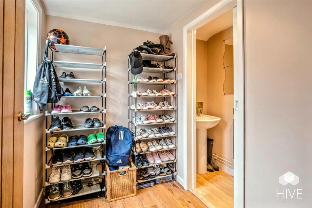Boot room and WC