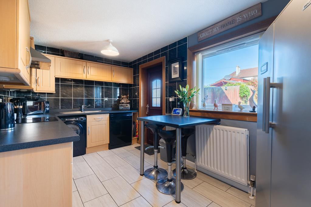 BREAKFASTING KITCHEN