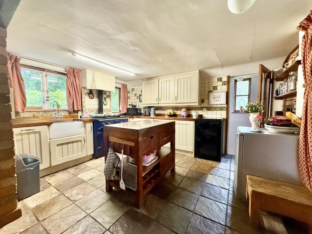 Kitchen2.jpg