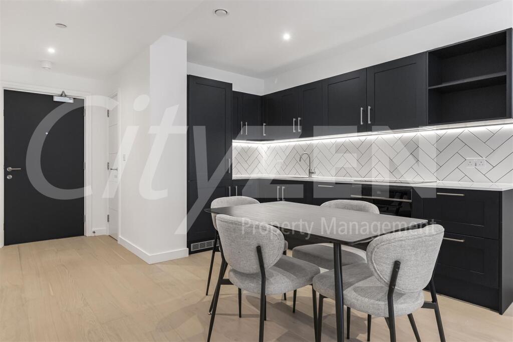KITCHEN/RECEPTION