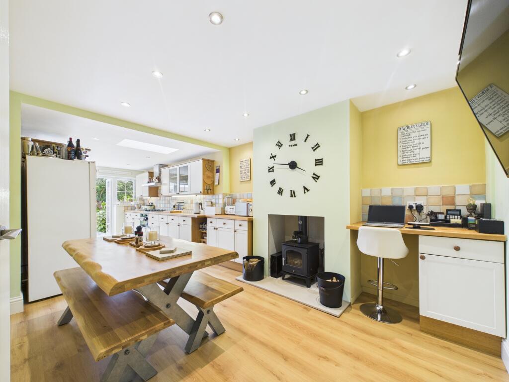 CAM03674G0-PR0566-STILL005