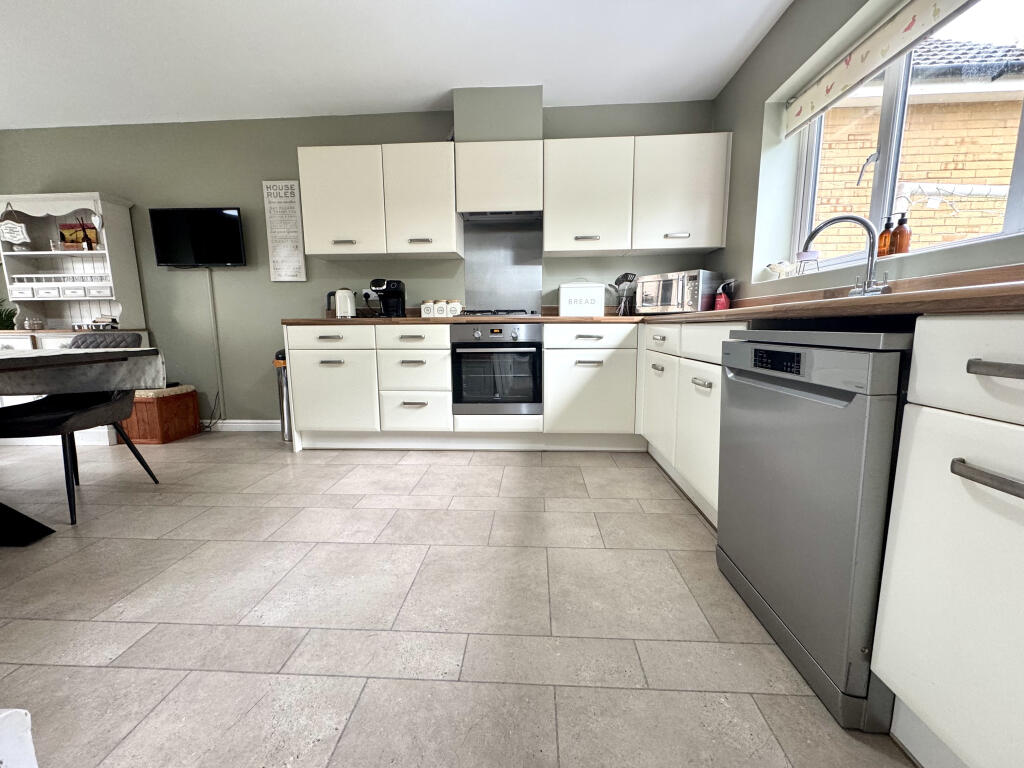 Kitchen/Dining Area