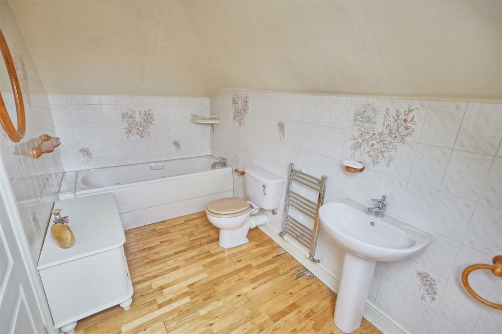 EN-SUITE BATHROOM TO MASTER BEDROOM