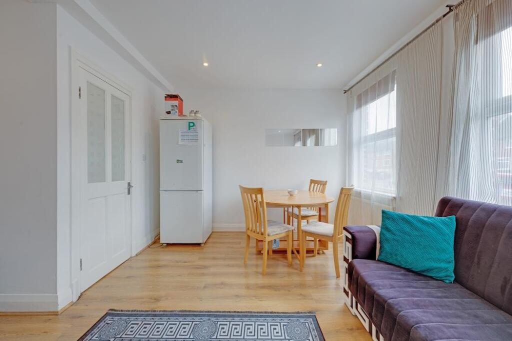 10-thumba09882105-JJ-RXS-Collier Row Rd-46.jpg