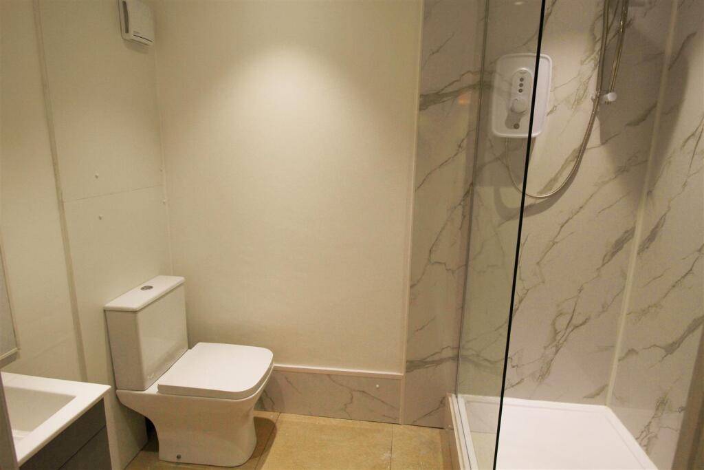 Bathroom 2.jpg