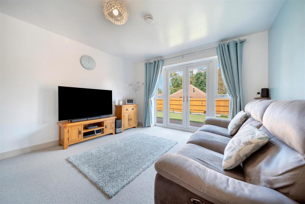 19 Larchwood Close-16.jpg