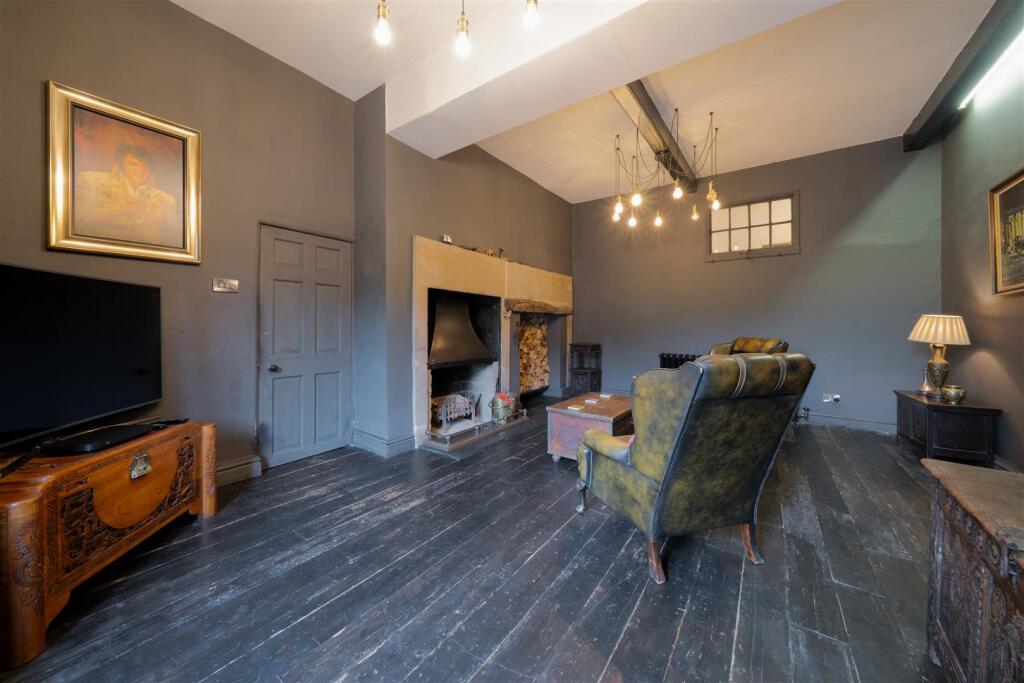 Living Room-2.jpg
