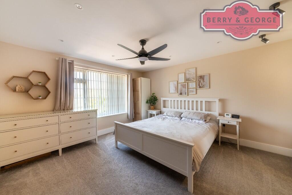 MAIN BEDROOM