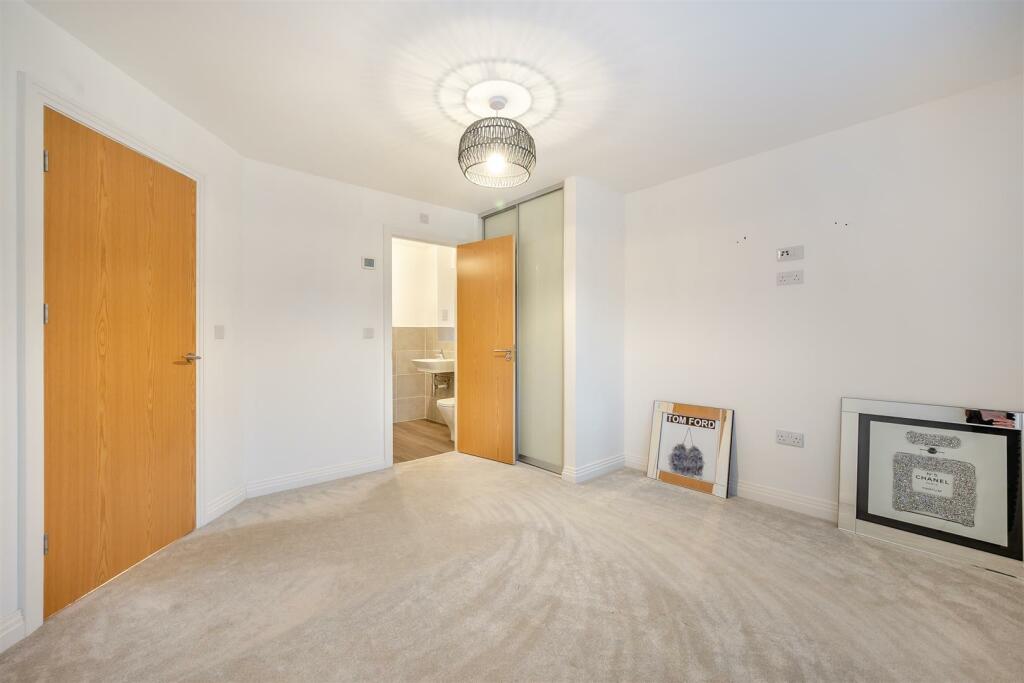 Bedroom 1 w/en-suite