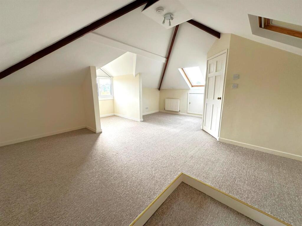 Bedroom 1.jpg