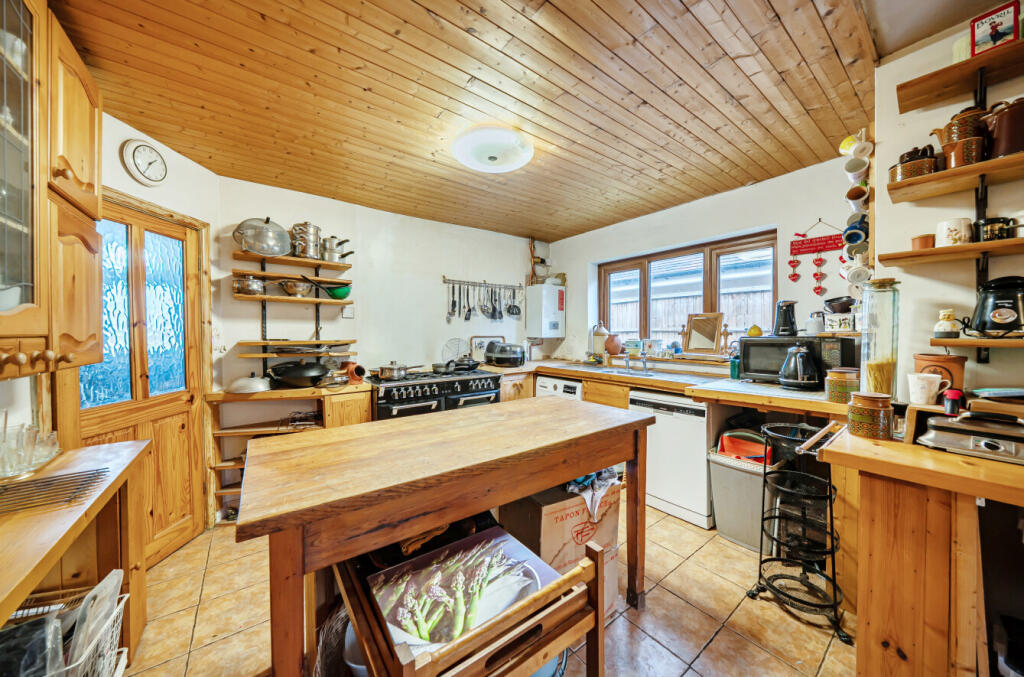 1375875-9-690b6af...