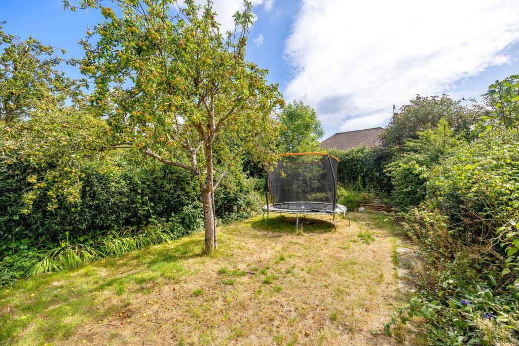 Applesham Avenue 25 GARDEN LAWN 2.jpeg