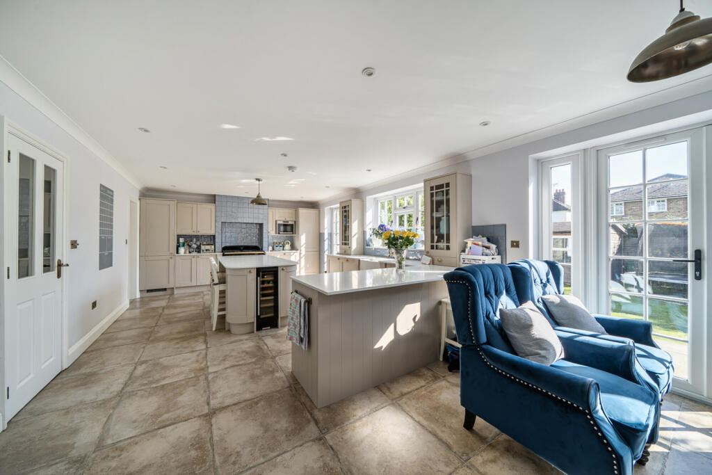 1360603-4-68dbe37...