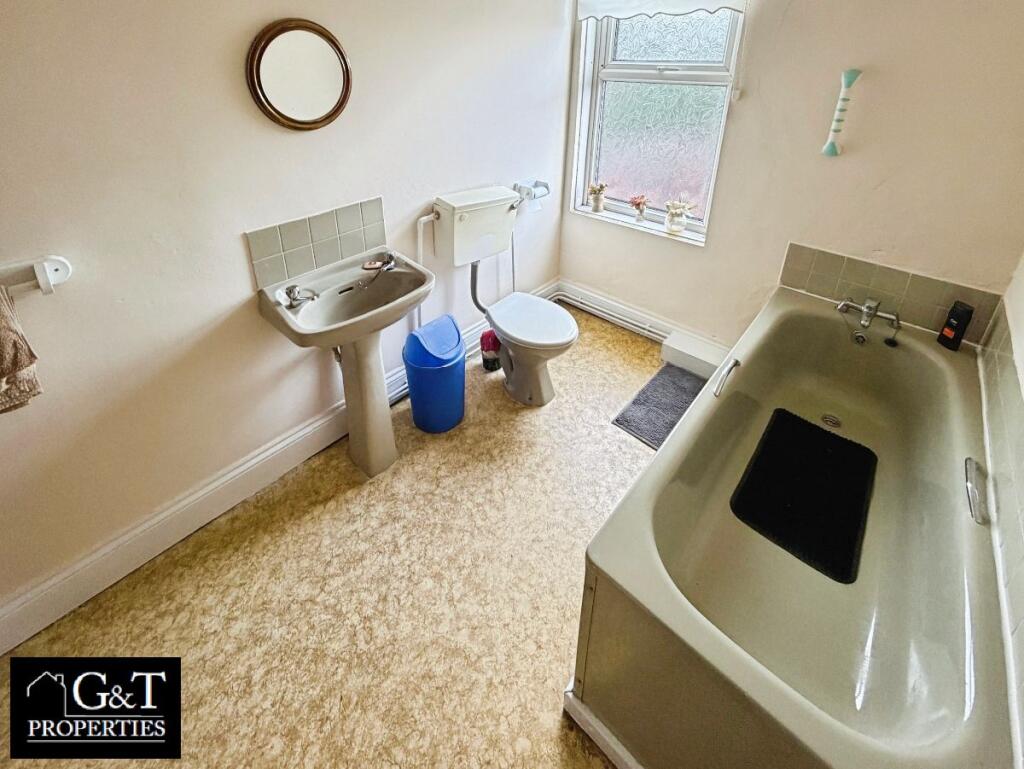 FAMILY BATHROOM