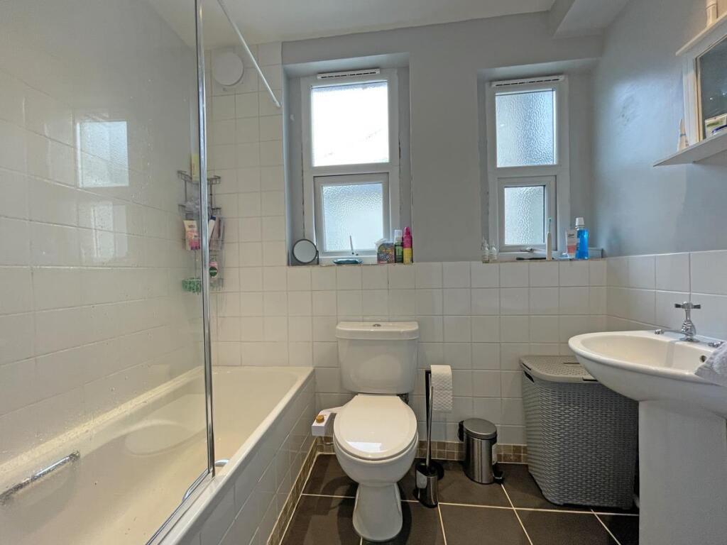 Winston Avenue 8 TFF - Bathroom...jpg