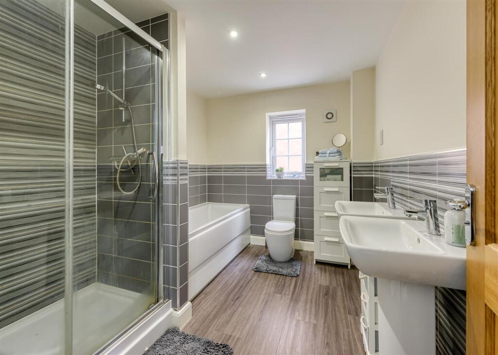 9 Henry Fowler Drive-bed1 ensuite.jpg