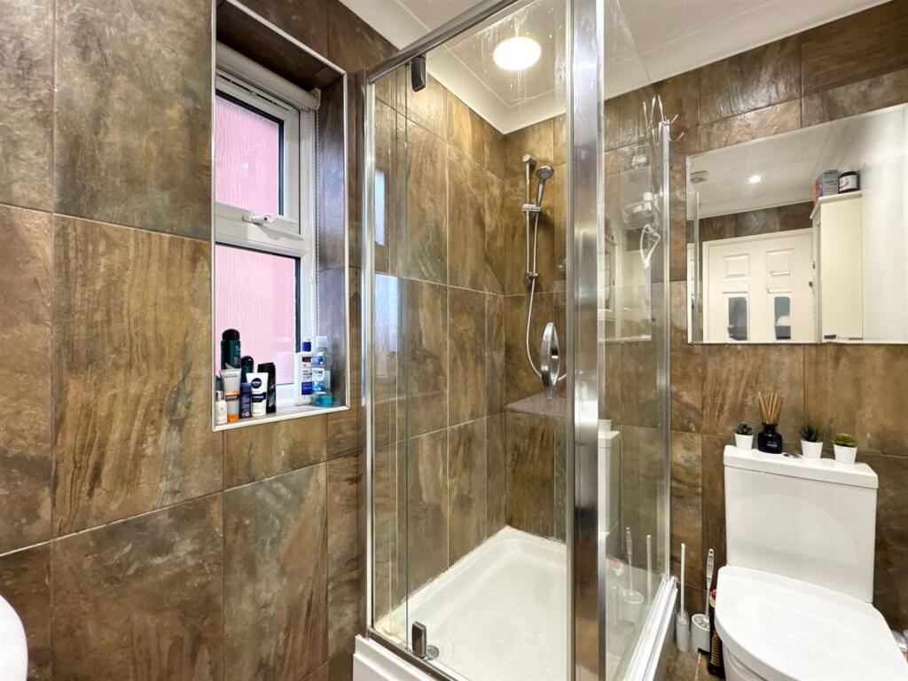 Master ensuite.jpg