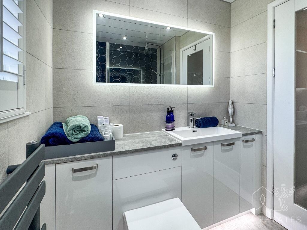Shower room.