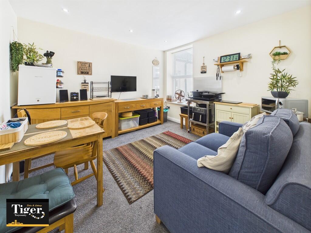 CAM02176G0-PR0582...