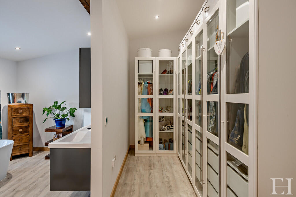 8629517-interior2...