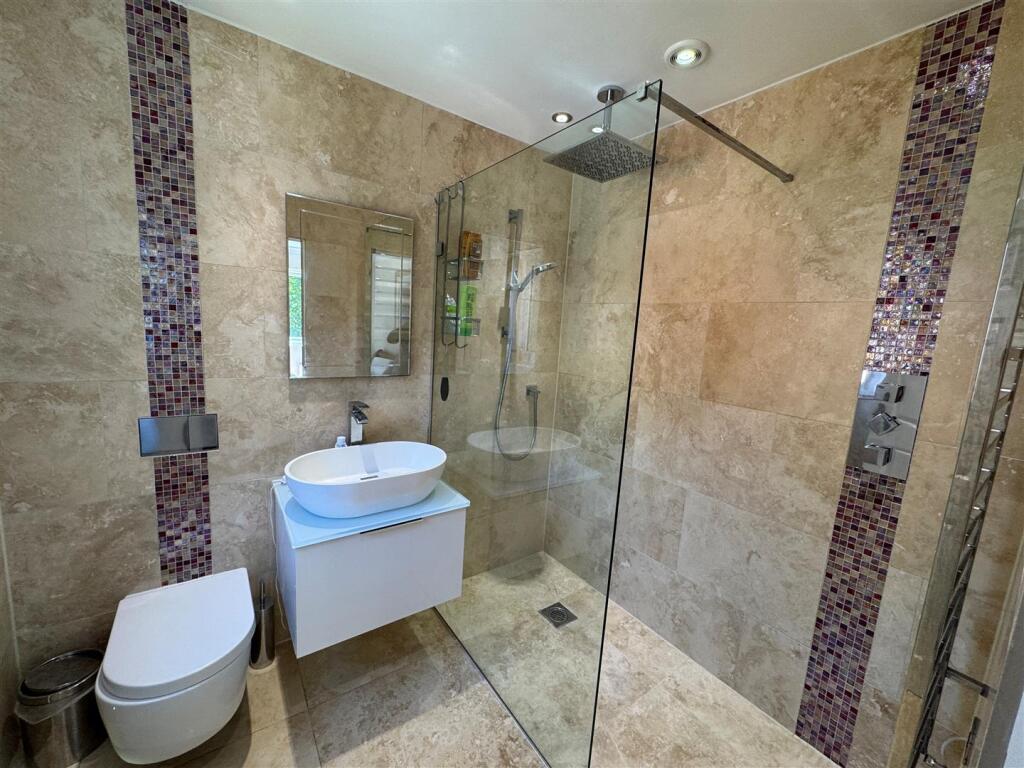 acorns master ensuite.jpg