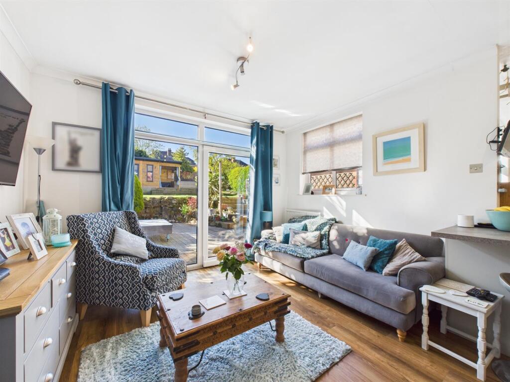 Spacious Lounge/Dining Area