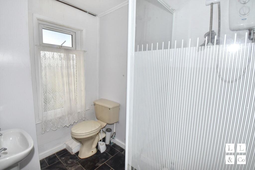 COMMUNAL SHOWER ROOM