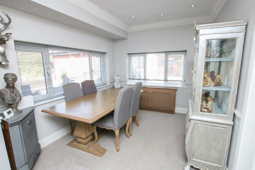 LOUNGE / DINING ROOM