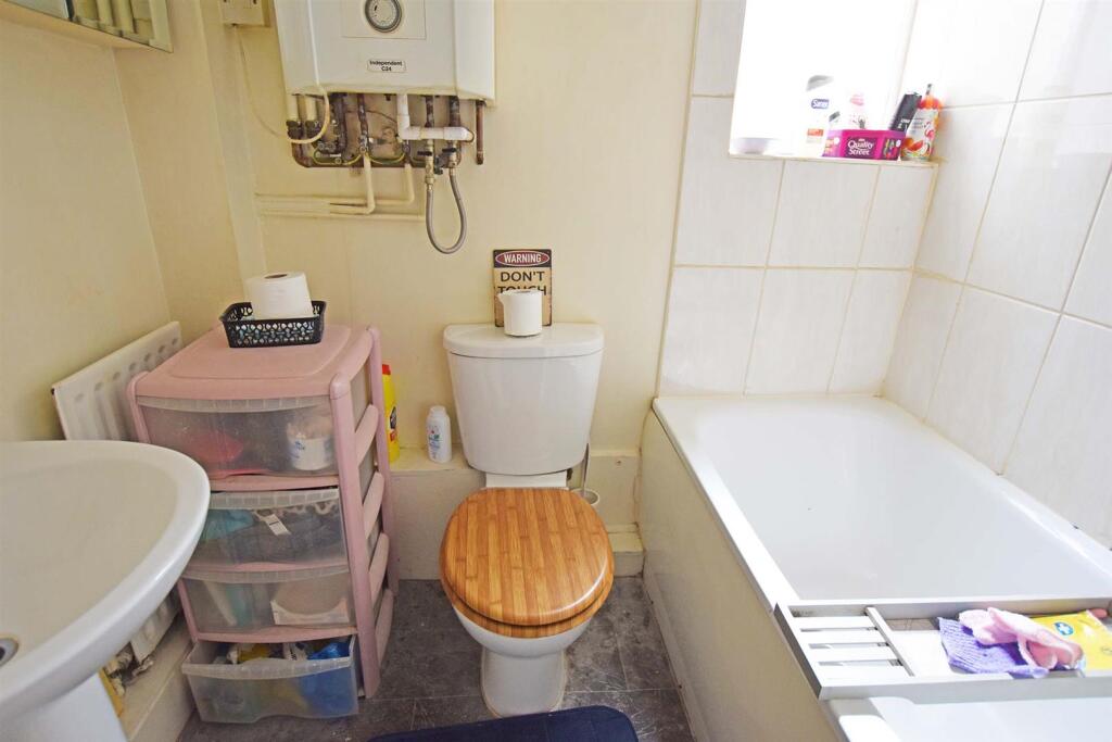 ground floor flat bathroom