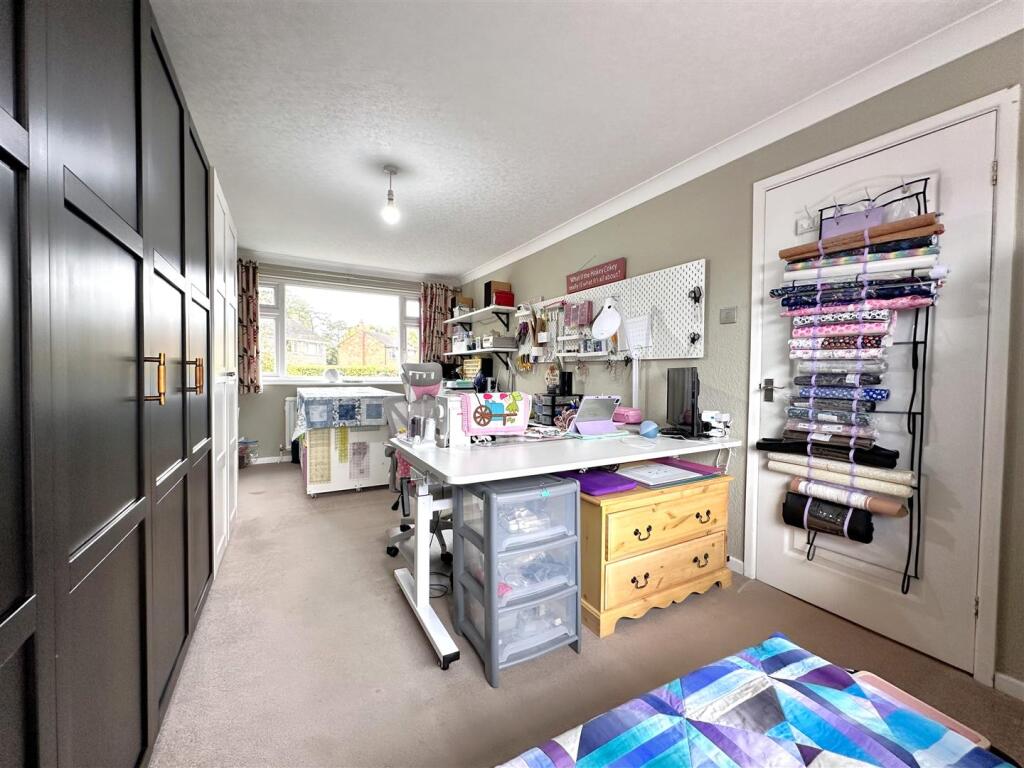 Large Master Bedroom 916