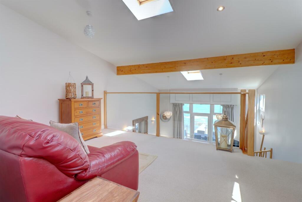 Upper Level Sitting Area .1.jpg