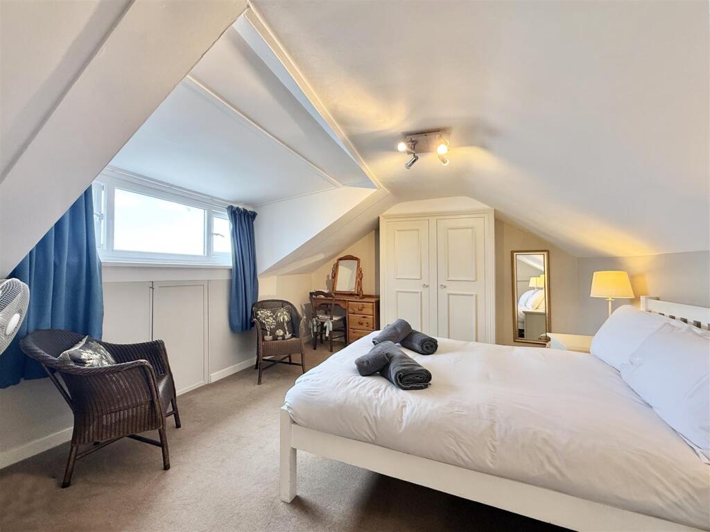 Four Seas  Bedroom.jpg