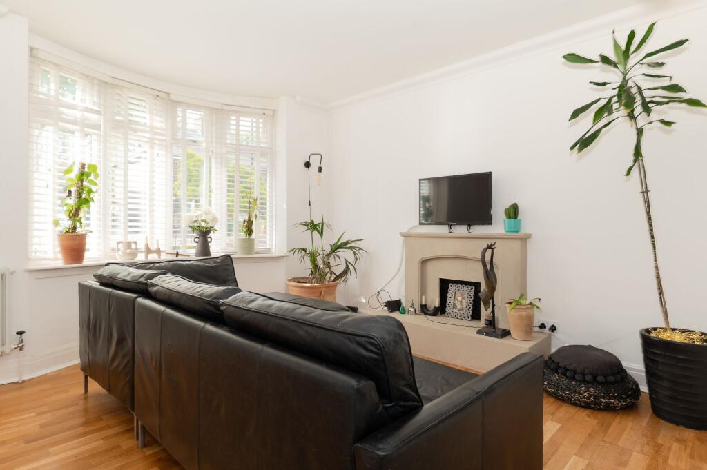 FABULOUS EXTENDED KITCHEN/DINER AND LIVING ROOM