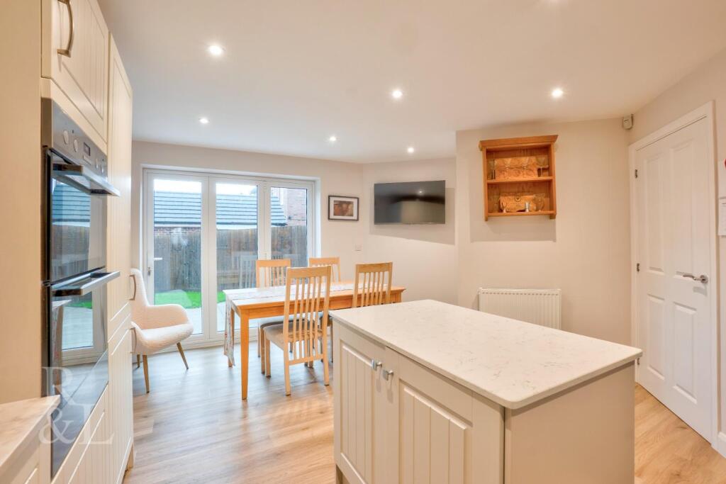 21 Dennis Way (13).jpg