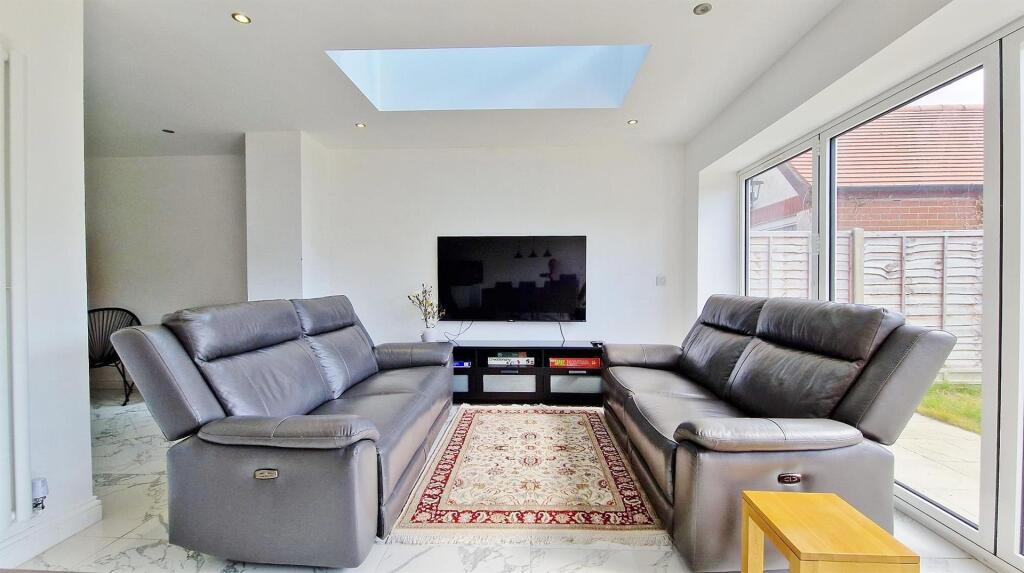 LOUNGE/SITTING ROOM