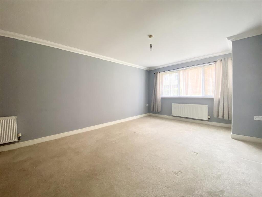 LOUNGE/DINING AREA