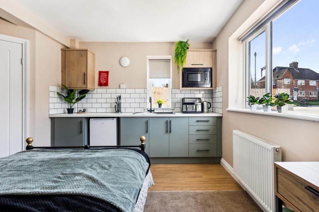 This cozy double bedroom features a well-equipp...