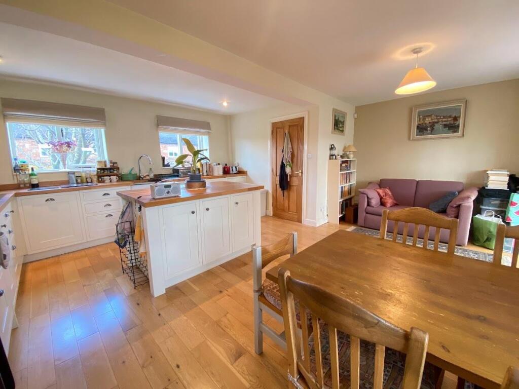 LIVING KITCHEN