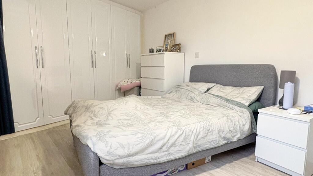 Bright, well-kept double bedroom with built-in ...