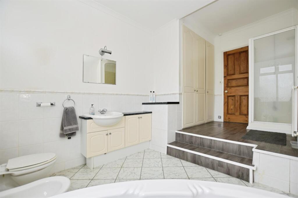 e3609b5c-family 20bath 202.JPG