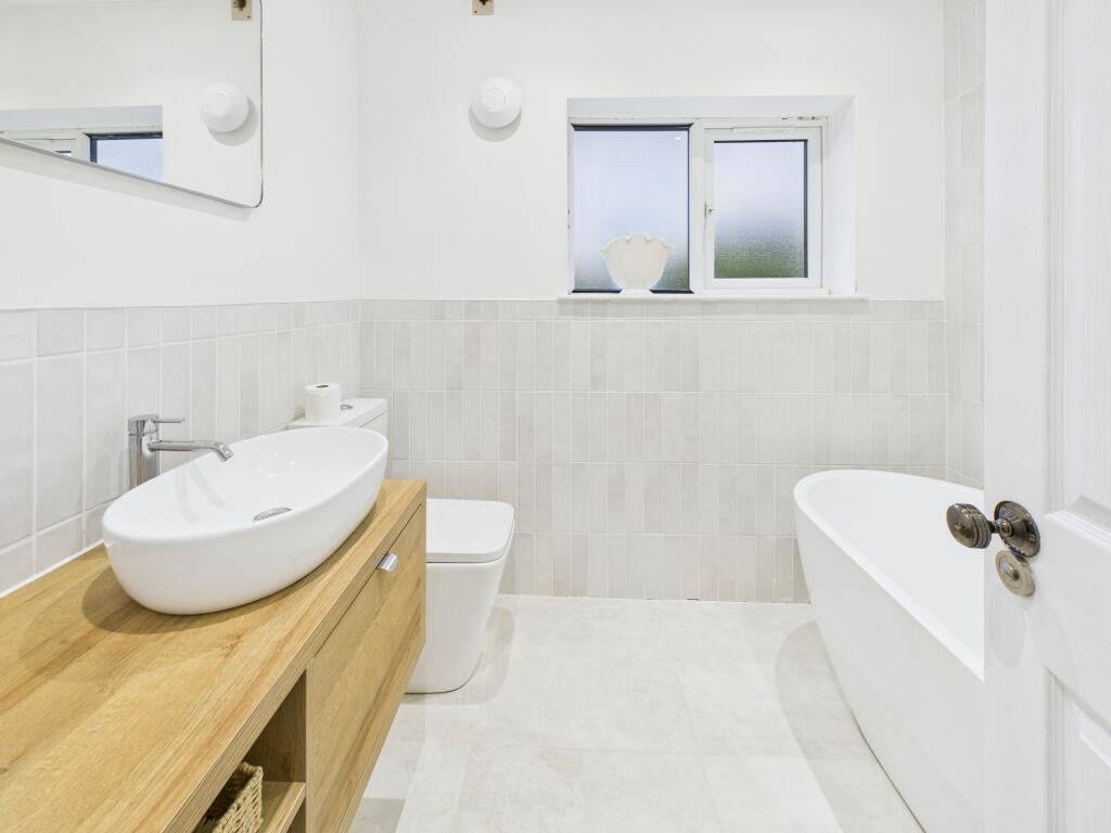 CAM04825G0-PR0226-STILL008