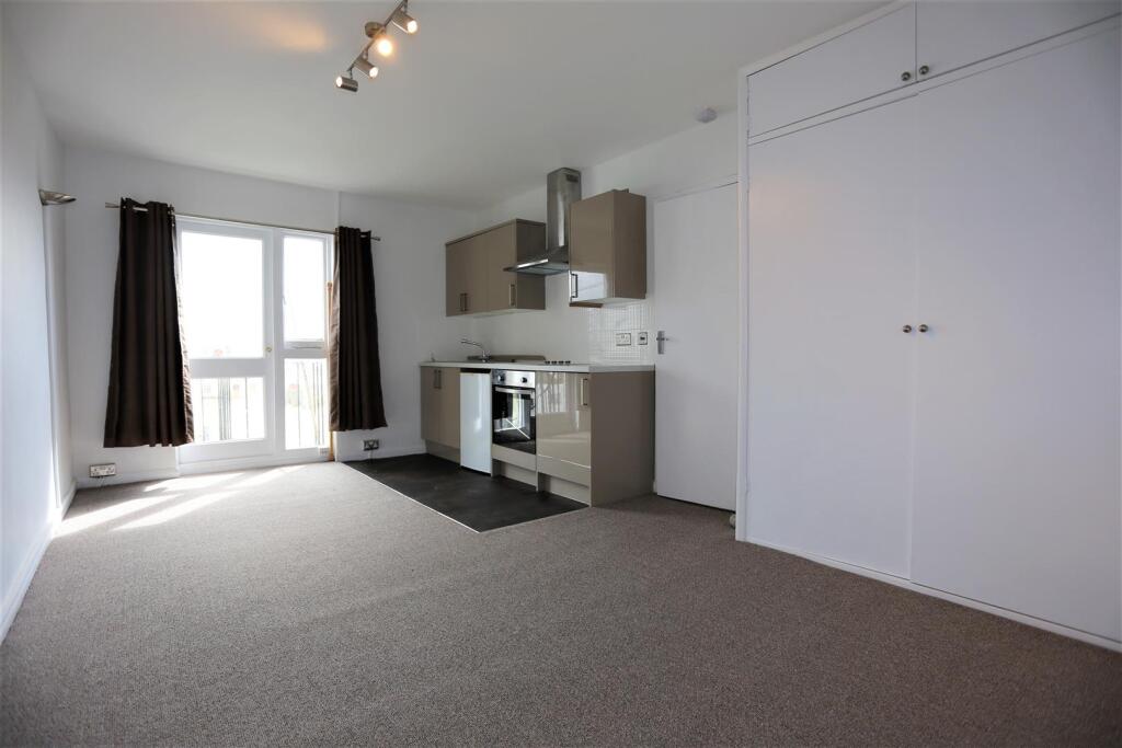 8, 19 Brunswick Square Living Kitch.JPG